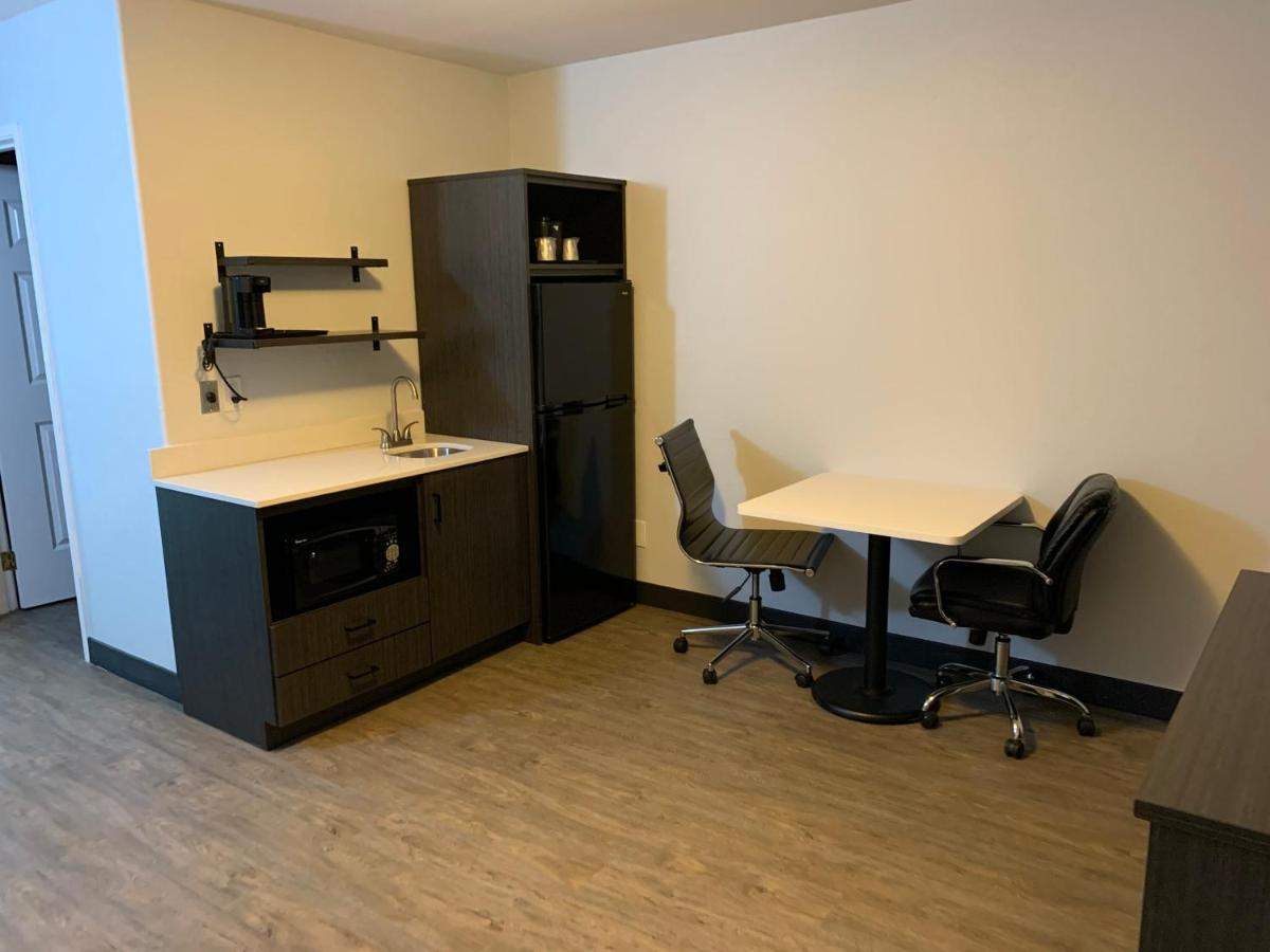 King Business Suite with Kitchen - Non-Smoking